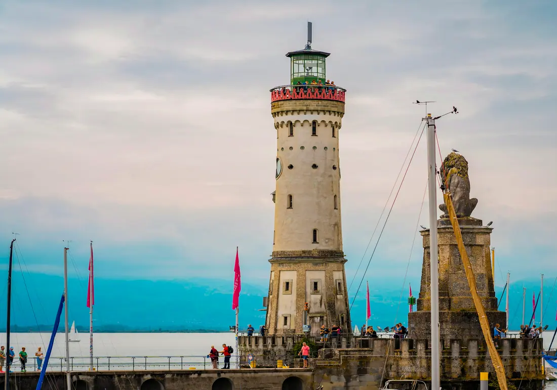 The Lindau lighthouse and the Bavarian lion at the harbour entrance